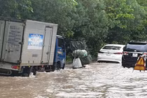Hà Nội mưa lớn, đường lênh láng nước, Đại lộ Thăng Long ùn ứ