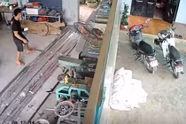 Video: Nhà dân rung bần bật, đồ đạc rơi đổ vì động đất ở Mộc Châu