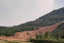 Hà Tĩnh sơ tán dân khẩn cấp vì lở núi 