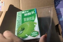 Mua iPhone 12 gần 40 triệu nhận về hộp sữa chua