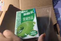 Mua iPhone 12 gần 40 triệu nhận về hộp sữa chua