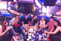 Để con nhỏ ngủ gục bên ngoài, bố mẹ phê ma túy trong phòng VIP