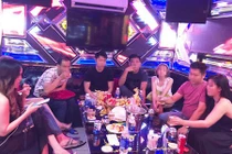 Để con nhỏ ngủ gục bên ngoài, bố mẹ phê ma túy trong phòng VIP