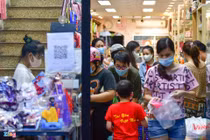 Dân Hà Nội đổ xô đi mua đồ chơi Trung thu bất chấp COVID-19