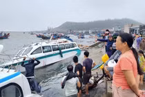 Bão số 9: Đảo Lý Sơn tan hoang khi bão đi qua