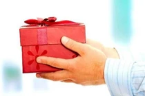 Cấm cán bộ tặng quà Tết cho cấp trên dưới mọi hình thức: "Khó mà dễ"
