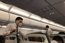 Tiếp viên hàng không Việt dùng khẩu trang để tránh virus corona