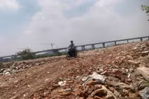 Trắng trợn đổ rác, phế thải xây dựng tại bãi sông Hồng