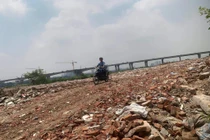 Trắng trợn đổ rác, phế thải xây dựng tại bãi sông Hồng