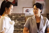 Mẹ chồng vô duyên mở cửa phòng lúc vợ chồng làm chuyện tế nhị