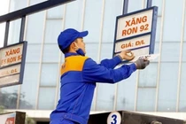 Trước Tết Nguyên đán, xăng giảm 77 đồng/ lít