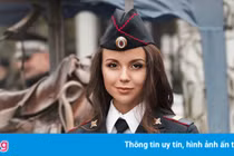 Hoa khôi cảnh sát Nga có tài năng cưỡi ngựa