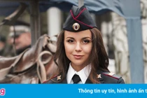 Hoa khôi cảnh sát Nga có tài năng cưỡi ngựa