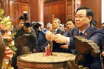 Chủ tịch Quốc hội Vương Đình Huệ dâng hương tưởng niệm Bác Hồ