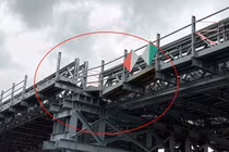 Tạm giữ sà lan tông vào nhịp 6 cầu An Phú Đông, TP.HCM gây lệch nhịp