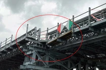 Tạm giữ sà lan tông vào nhịp 6 cầu An Phú Đông, TP.HCM gây lệch nhịp