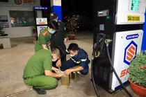 Xăng giả tràn lan thị trường, ai chịu trách nhiệm?