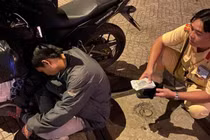 Ôm 40 triệu thưởng Tết ngủ ngòai đường, người đàn ông quá may mắn khi gặp "áo vàng"