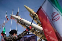 Tên lửa siêu thanh của Iran lộ diện, Tehran đáp trả gây chấn động