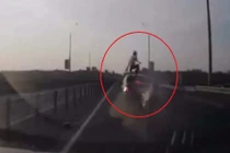 Tay lái mô-tô thoát nạn theo phong cách Người Nhện