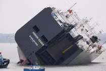 "Choáng" với hơn 1.000 siêu xe nằm nghiêng ngả trên biển