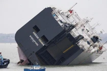 "Choáng" với hơn 1.000 siêu xe nằm nghiêng ngả trên biển