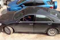 Tài xế Việt thoát thế “kẹp chả” quá sức thần kì