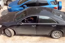 Tài xế Việt thoát thế “kẹp chả” quá sức thần kì