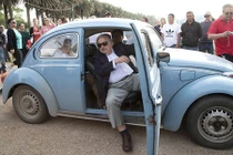 Ngỡ ngàng trước chiếc xe của tổng thống nghèo nhất thế giới?