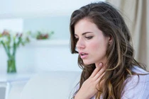 Video: Đây là lý do đừng coi thường chứng đau họng lúc nửa đêm