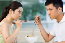 Video: Vợ chồng giận nhau có nên ngủ riêng không?