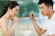 Video: Vợ chồng giận nhau có nên ngủ riêng không?