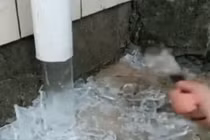 Video chuyện lạ: Nước không kịp chảy đã bị đóng băng