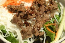 Video: Cách làm bún bò xào phá cách, siêu ngon