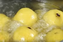 Video: Luộc ổi cả quả để ăn thay cơm, cô gái giảm liền 7kg