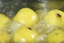 Video: Luộc ổi cả quả để ăn thay cơm, cô gái giảm liền 7kg