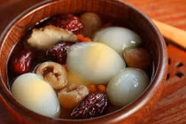 Video: Bài thuốc hay giúp điều hòa huyết áp, bổ máu từ trứng gà luộc