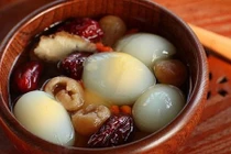 Video: Bài thuốc hay giúp điều hòa huyết áp, bổ máu từ trứng gà luộc