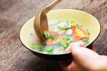 Video: Tranh luận trái chiều về thói quen ăn cơm chan canh gây bệnh dạ dày