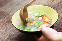 Video: Tranh luận trái chiều về thói quen ăn cơm chan canh gây bệnh dạ dày