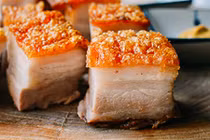 Video: Cách làm thịt heo quay da giòn tan thơm ngon