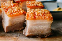 Video: Cách làm thịt heo quay da giòn tan thơm ngon