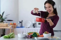 Video: 33 thủ thuật nhà bếp hữu ích giúp bạn tiết kiệm thời gian