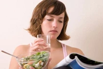 Video: Thói quen ăn uống sai lầm khiến bạn già đi 15 tuổi