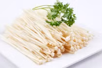 Video: Ăn nấm kim châm kiểu này, không xung huyết não thì cũng ung thư