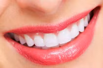 Video: Chỉ 2 phút chà thứ này, răng trắng như bọc sứ