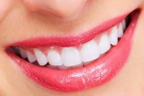 Video: Chỉ 2 phút chà thứ này, răng trắng như bọc sứ