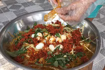 Video: Cách làm thau bánh tráng trộn khổng lồ ngon khó đỡ