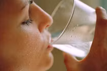 Video: 4 kiểu uống nước làm tổn thương thận, đọc ngay kẻo hối hận