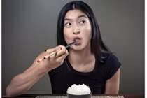 Video: Chỉ ăn cơm có sống được không?